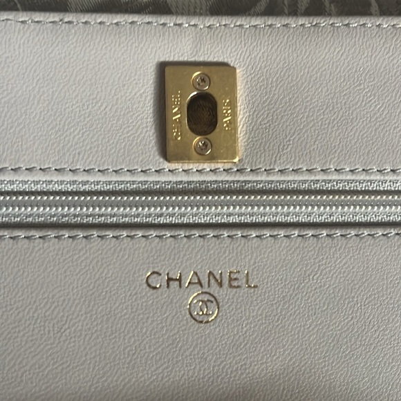 Chanel Quilted shoulder bag with Gold CC Logo - Picture 8 of 12